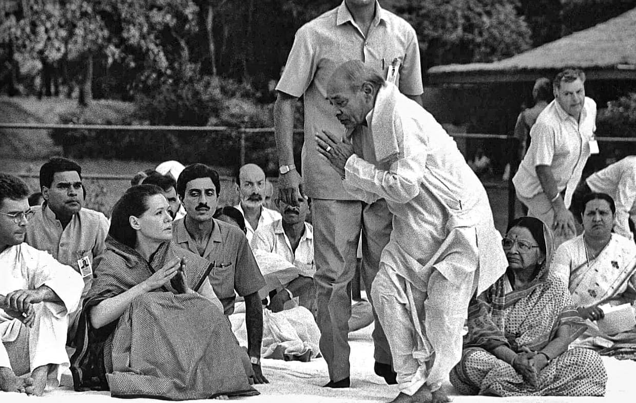 Former PM P.V. Narasimha Rao greets Congress leader Sonia Gandhi | Photo: Praveen Jain