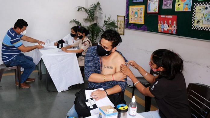 A health worker administers a dose of the Covishield vaccine to a student at a Covid-19 vaccination center set up in a school in New Delhi, on 24 2021 | Photographer: T. Narayan | Bloomberg