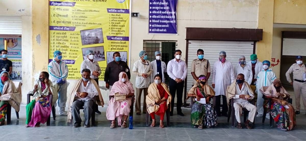 Recovered patients being gifted shawls and flowers before they are discharged from the hospital | By Special Arrangement