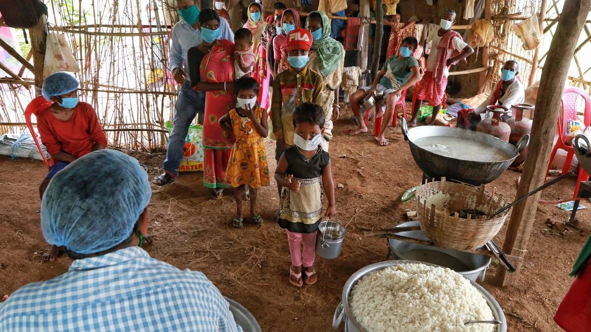 A community kitchen set up for workers who have no earnings now because of the lockdown | Manisha Mondal | ThePrint