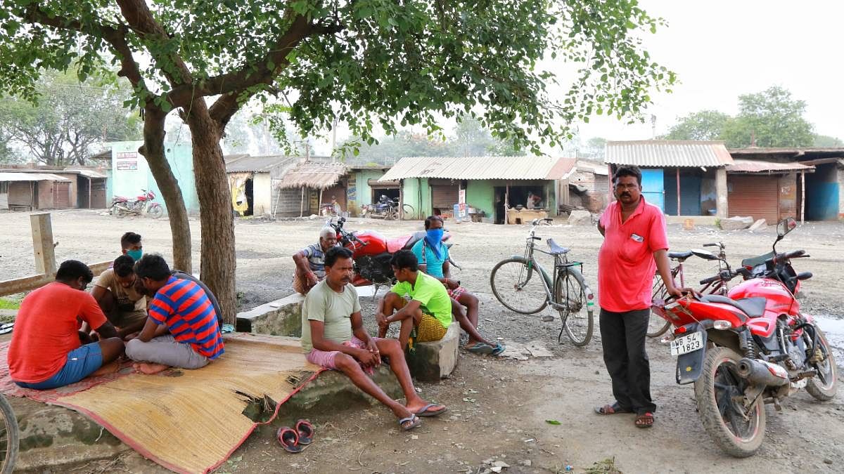 Out-of-work labourers while away the time | Manish Mondal | ThePrint