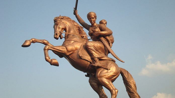 Rani Lakshmibai's statue in Solapur near the Kambar Talav | Wikimedia Commons
