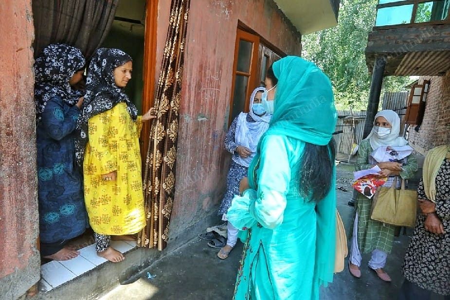 Medical staff going door to door | Photo: Praveen Jain | ThePrint