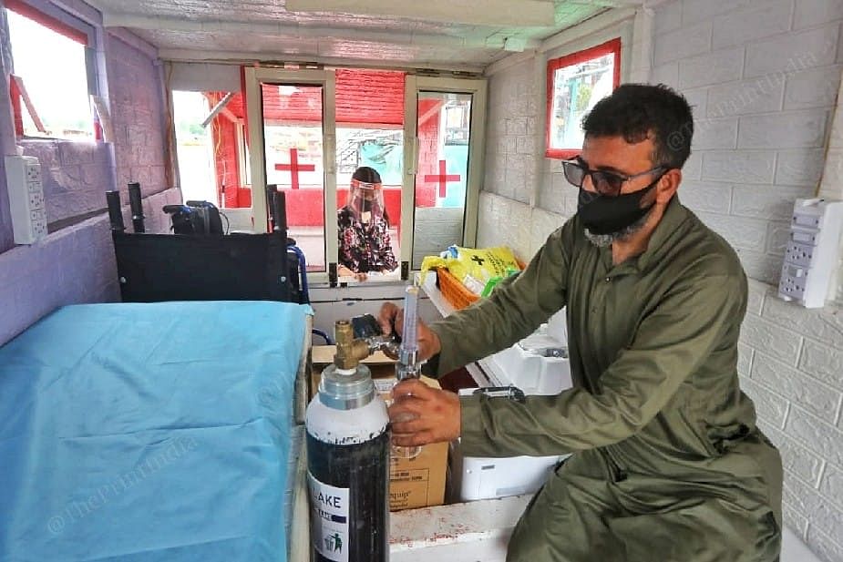 While Ahmed arranges the oxygen cylinder, Jannat wait outside | Photo: Praveen Jain | ThePrint