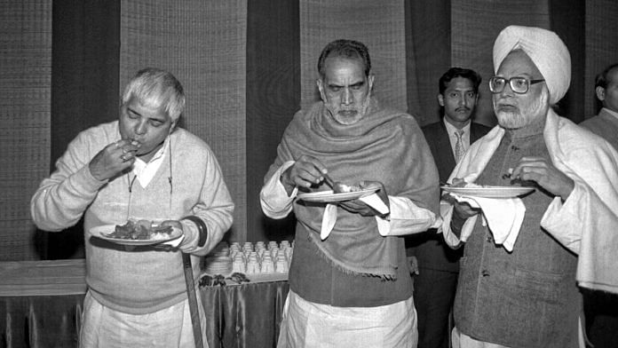 (from left to right): RJD leader Lalu Prasad Yadav, former PM Chandra Shekhar and Congress leader Manmohan Singh at Iftar party at Bihar Bhawan, New Delhi| Photo: Praveen Jain