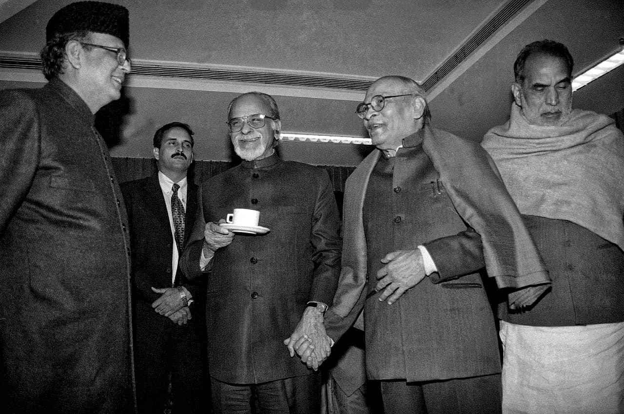 (From left to right) Former prime minister Vishwanath Pratap Singh, Congress leaders I.K. Gujral, P.V. Narasimha Rao and Chandra Shekhar at a tea party | Photo: Praveen Jain 