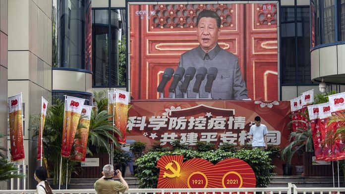 A screen shows a broadcast of Chinese President Xi Jinping speaking at a ceremony marking the centenary of the Chinese Community Party, taking place at Tiananmen Square, in Shanghai | Photo: Qilai Shen | Bloomberg