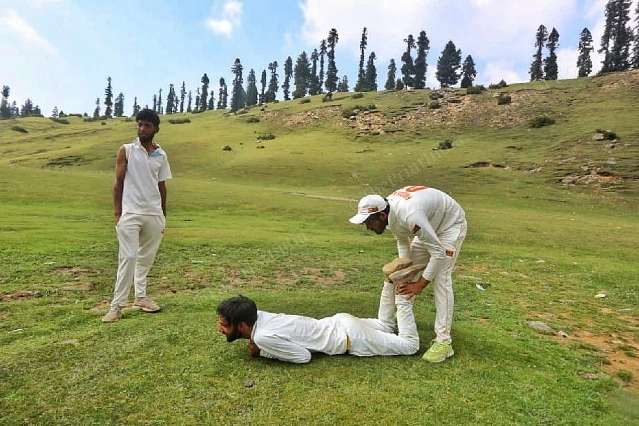 Warming eachother before the match at Homepabthri kulgam district | Photo: Praveen Jain | ThePrint