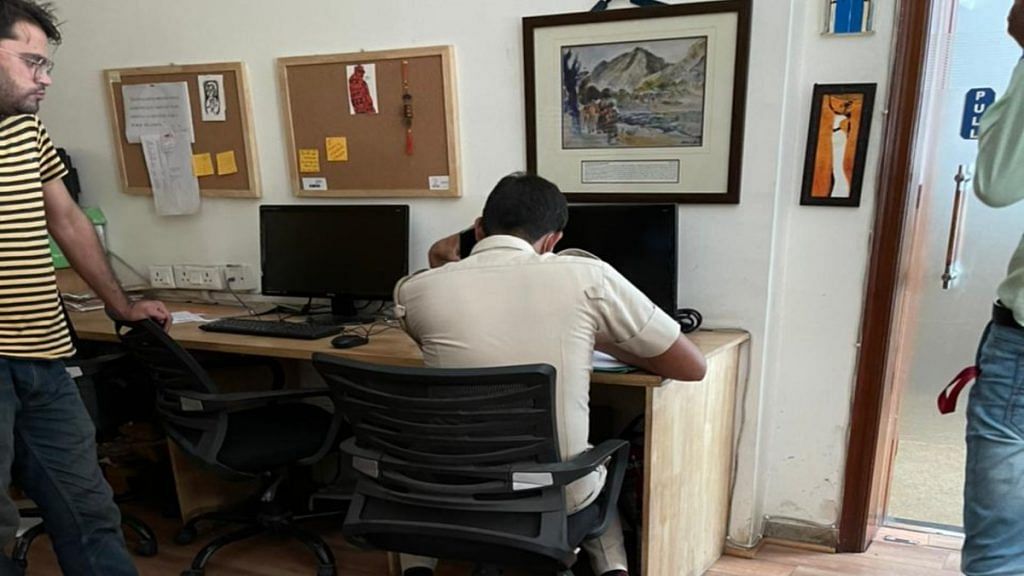 A Delhi policeman at the office of TheWire Friday | Twitter | @svaradarajan