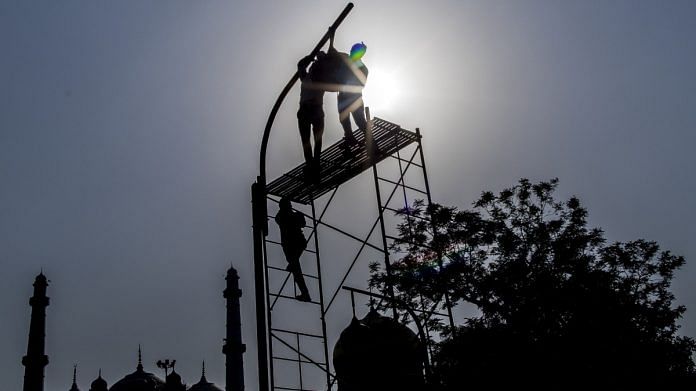 Workers install a street light in Lucknow, UP | Representational image | Photographer: Anindito Mukherjee/Bloomberg