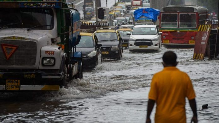Vehicles drive through a waterlogged road after a heavy monsoon rainfall in Mumbai on 16 July, 2021 | Photographer: Punit Paranjpe/AFP/Getty Images via Bloomberg
