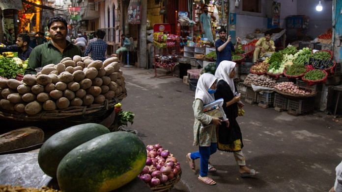Vendors without masks at a vegetable market in Lahore, on 10 June 2021 | Photo: Betsy Joles | Bloomberg