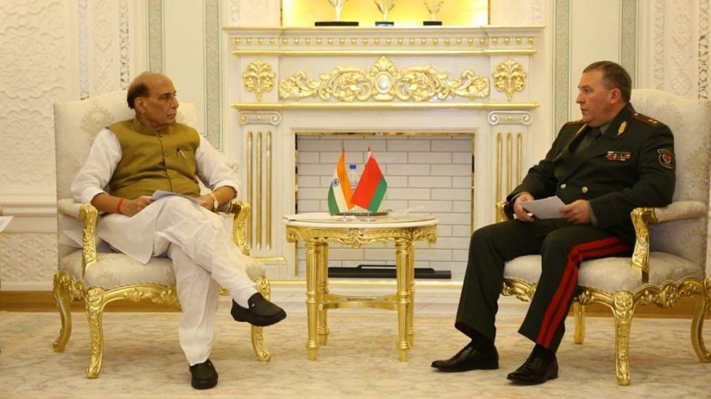 Defence Minister Rajnath Singh with his Belarusian counterpart Lt Gen Viktor Khrenin in Dushanbe, Tajikistan, on 28 July 2021 | Twitter/@DefenceMinIndia