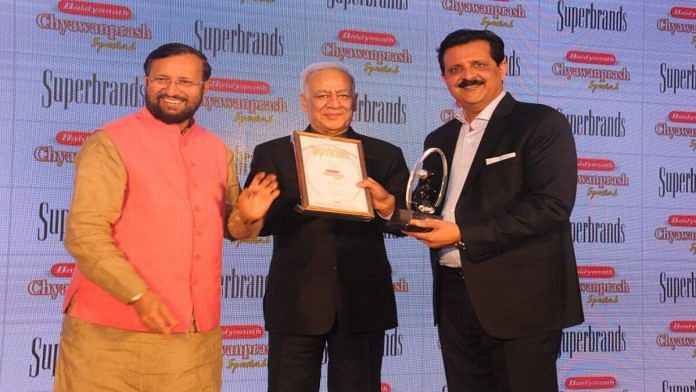 Baidyanath Director Ajay Sharma receiving the Superbrand award from Prakash Javadekar. | Photo credit: @ShreeBaidyanathAyurvedBhavanPLtd/Facebook
