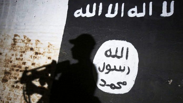 Representational image of a security man in front of an ISIS flag | Photo: AFP via Bloomberg