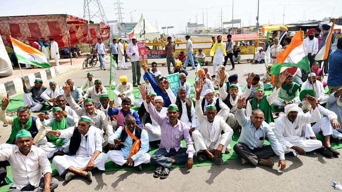 Protesting farmers during a bandh call by Samyukt Kisan Morcha at Ghazipur border on 26 March 2021