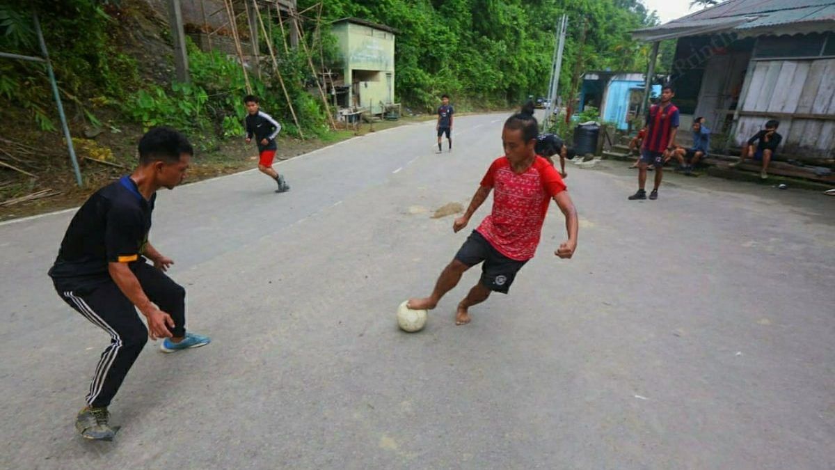Students play football on the empty NH 306 at Varaingte | Photo: Praveen Jain/ThePrint