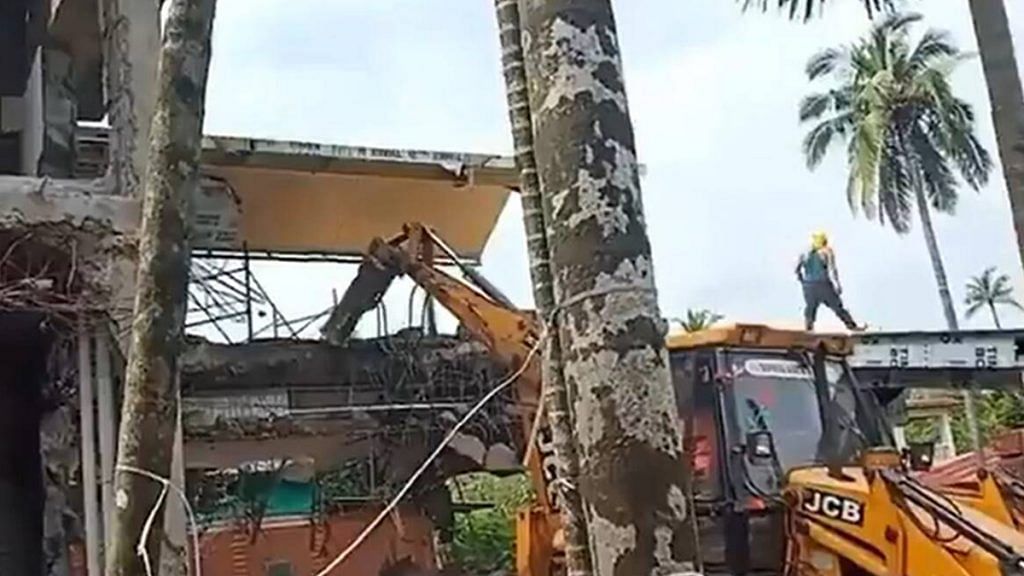 A visual of the house being razed | Twitteride bungalow at Murud village in Ratnagiri went viral | Twitter