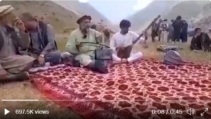Folk singer Fawad Andarabi (in pakol hat) | Screenshot via Twitter/@Samiullah_mahdi