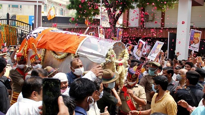 Mortal remains of former Uttar Pradesh CM Kalyan Singh being carried out from Vidhan Bhawan to BJP state office in Lucknow, on 22 August. | Photo: ANI