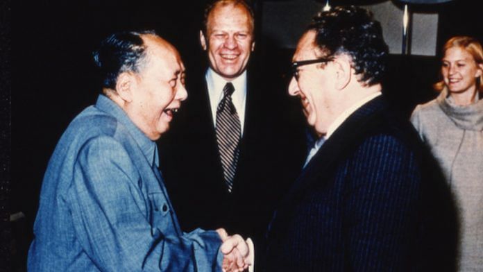 File photo | Mao Tse Tung, shakes hands with Henry Kissinger, while Gerald R. Ford, Susan Ford watch, 2 December 1975, Peking | US National Archives