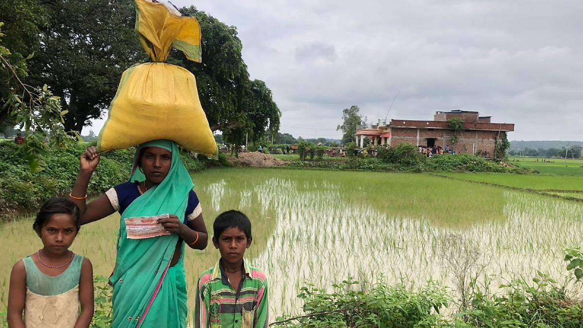 Rajwanti and her children return home after receiving ration | Jyoti Yadav | ThePrint