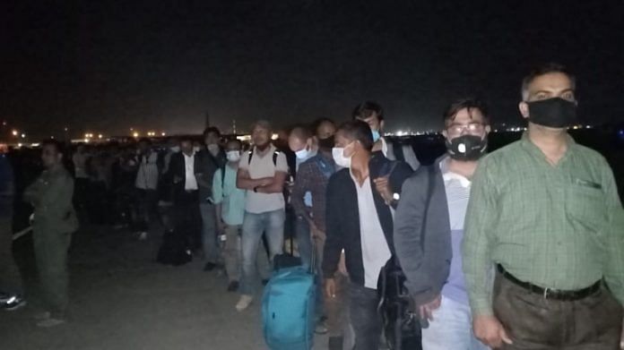 People stand in a queue to board IAF's special repatriation flight from Kabul, on 22 August 2021 | Twitter/@MEAIndia