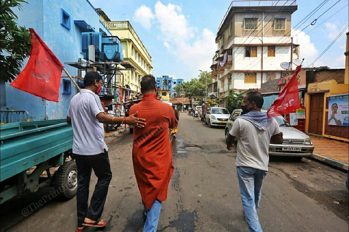 CPI(M)’s poll campaign was comparatively lacklustre. Party candidate Shrijeeb Biswas with just a handful of party members at Chetla during his campaign | Photo: Praveen Jain | ThePrint