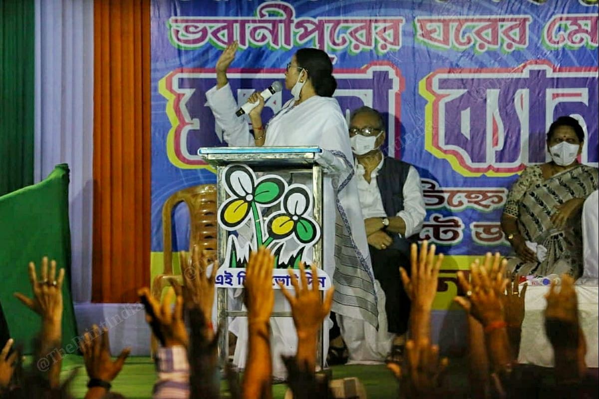 CM Mamata Banerjee addresses the crowd outside Gurudwara Sahib Kutia | Photo: Praveen Jain | ThePrint