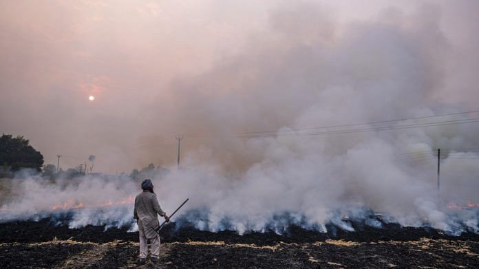 A farmworker monitors the burning of rice crop stubble in the Patiala district of Punjab (representational image) | Photographer: Prashanth Vishwanathan | Bloomberg