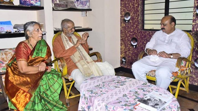 Madan Mohan (centre), a retired senior journalist, with Karnataka CM Basavaraj Bommai at his home in Hubballi on 28 September 2021 | Twitter