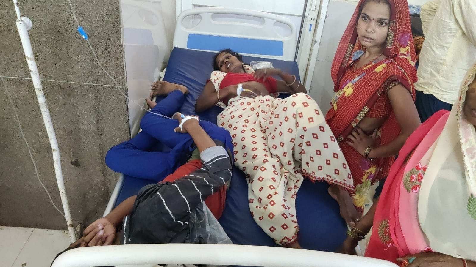 Two patients shared a bed in Firozabad District Hospital.  Shubhangi Mishra |  impression