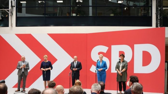 Social Democratic Party leaders including Olaf Scholz, the chancellor candidate for party, at the SDP headquarters in Berlin, Germany, on 27 September 2021 | Photo: Liesa Johannssen-Koppitz | Bloomberg