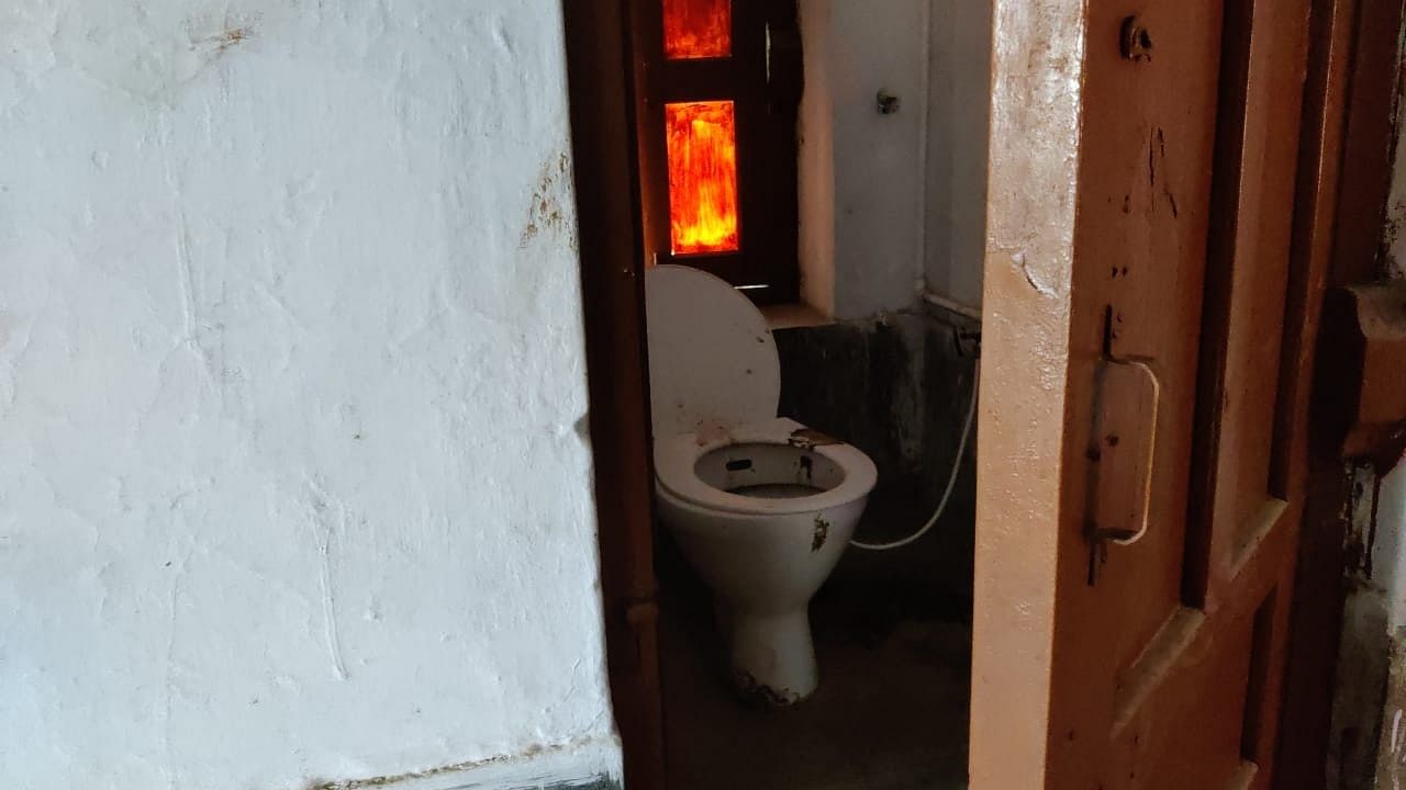 A dirty toilet on the first floor of the building where dengue and TB patients are undergoing treatment | Shubhangi Misra | ThePrint