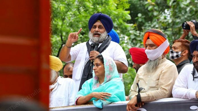 Sukhbir Singh Badal and Harsimrat Kaur Badal during the Akali Dal protest in New Delhi, on 17 September 2021