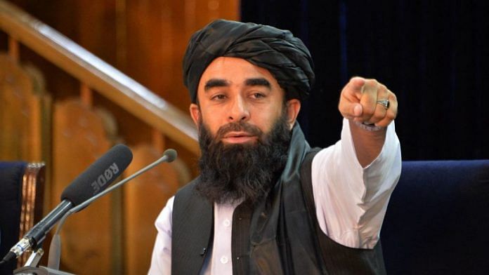 Taliban spokesperson Zabihullah Mujahed speaking on human rights during a press conference in Kabul on August 24, 2021 | Photo: Hoshang Hashimi | AFP/Getty Images via Bloomberg