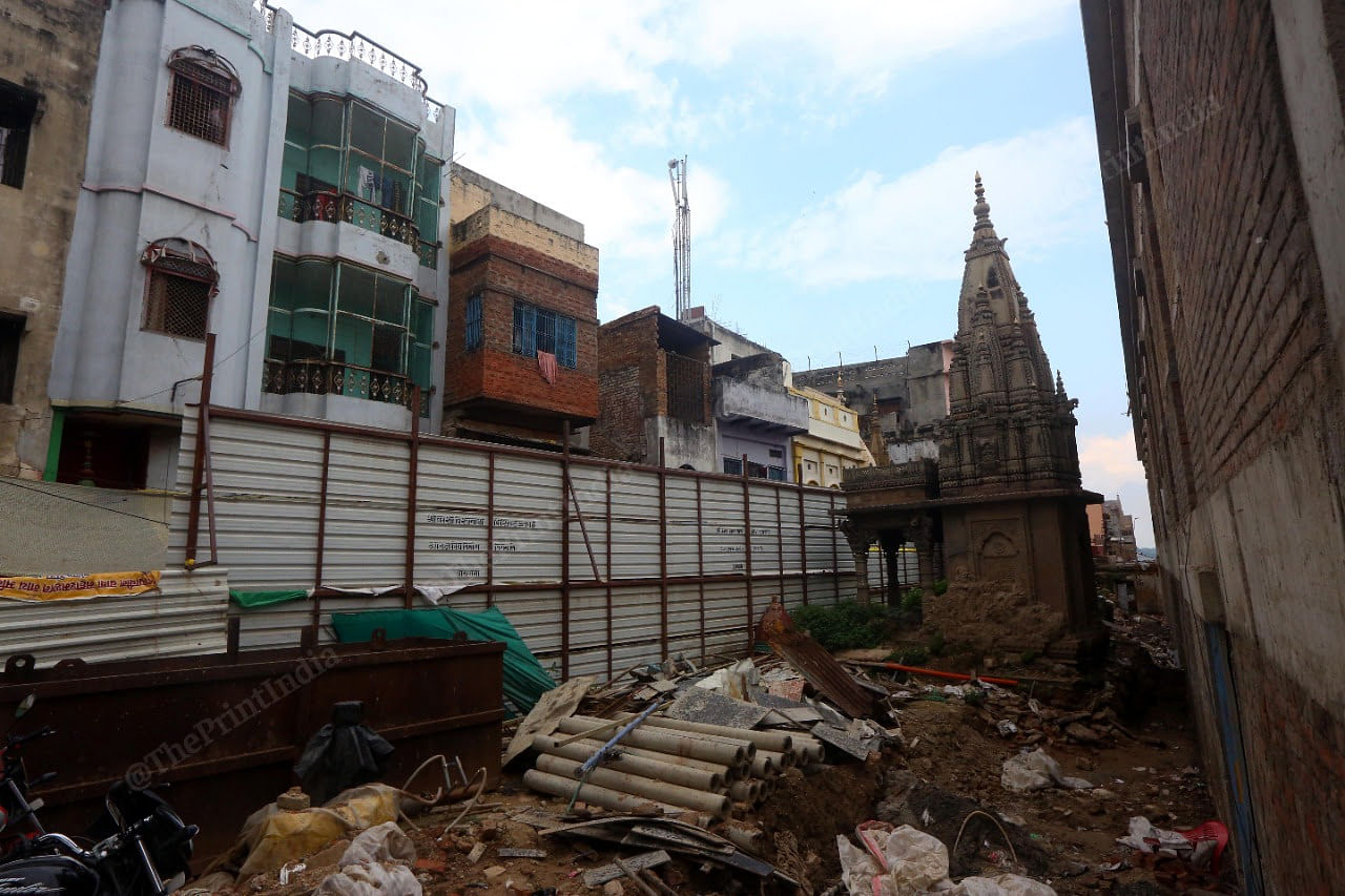 परियोजना के हिस्से के रूप में, घरों के अंदर स्थित मंदिरों को भी बहाल किया जा रहा है | फोटो: प्रवीण जैन | दिप्रिंट
