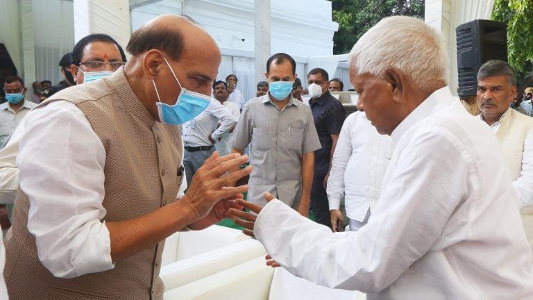 Lalu makes rare public appearance for Paswan death anniversary, gets mask class from Rahul