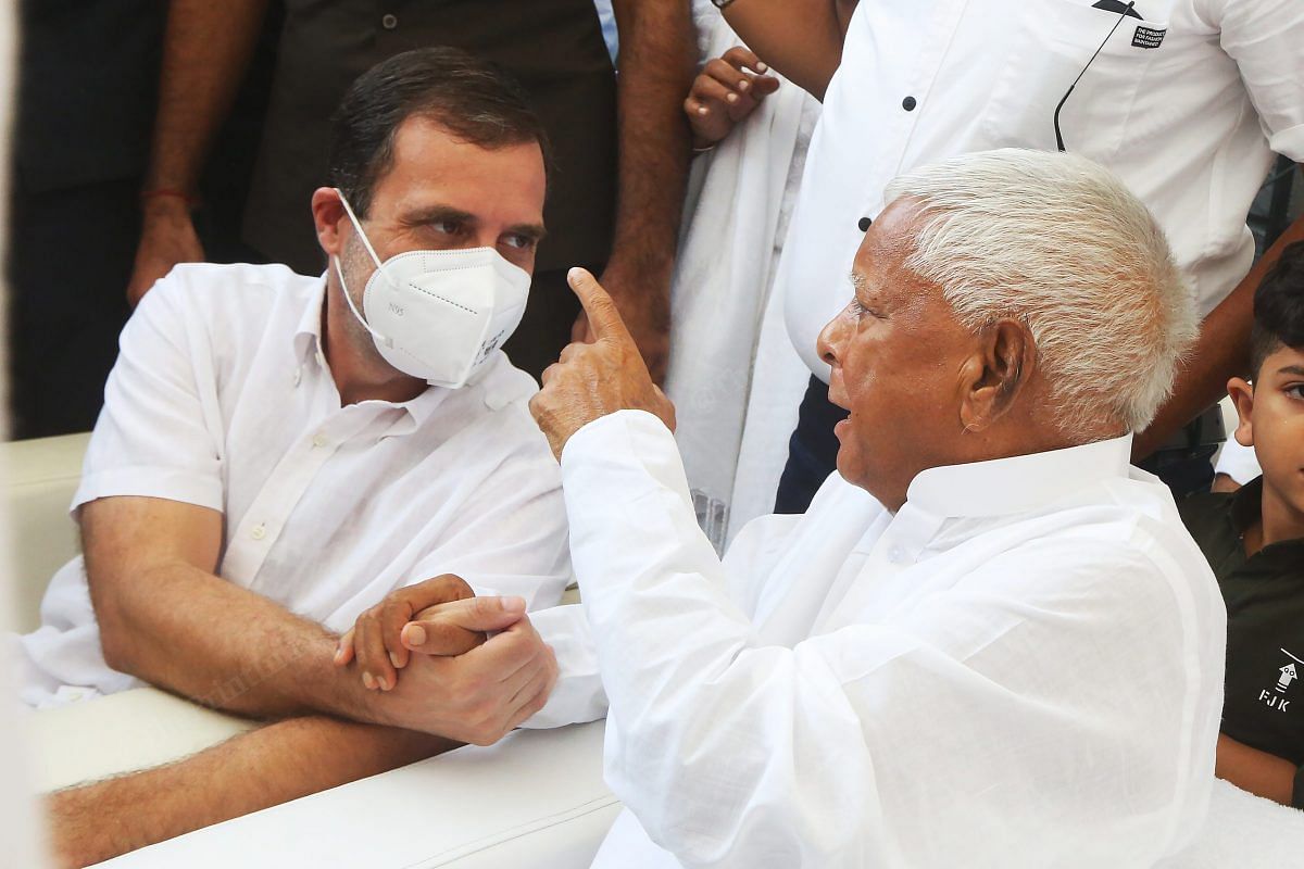 Ragul Gandhi pesters Yadav to wear mask | Photo: Praveen Jain | ThePrint