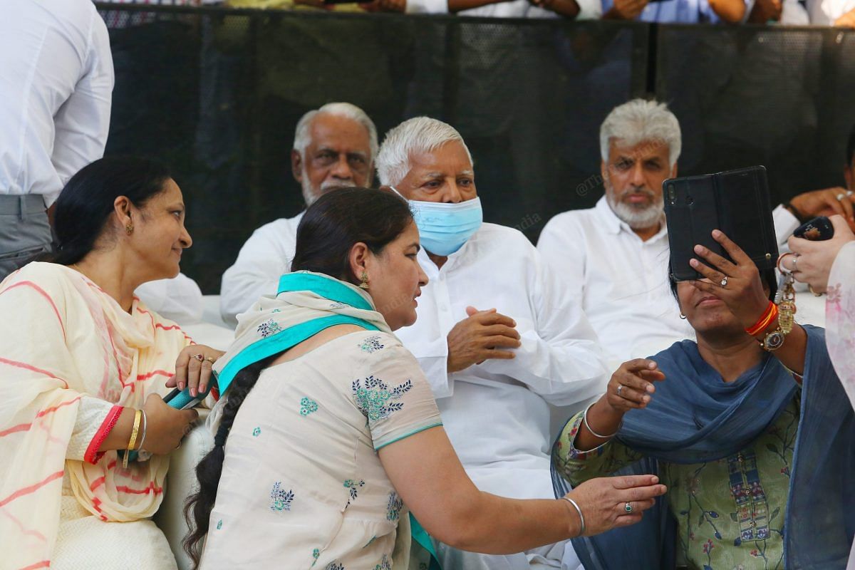 RLD leader Lalu Prasad Yadav gets selfies clicked with guests | Photo: Praveen Jain | ThePrint