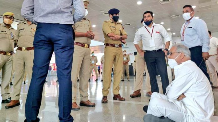 Chhattisgarh CM Bhupesh Baghel sits on the floor after he was not allowed to leave the Lucknow airport, on 5 October 2021 | Twitter/@AjayLalluINC