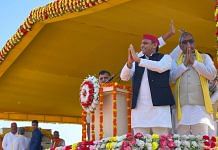 Samajwadi Party chief Akhilesh Yadav, left, and Suheldev Bharatiya Samaj Party president Om Prakash Rajbhar at an event in UP's Mau, on 27 October 2021 | Twitter/@samajwadiparty