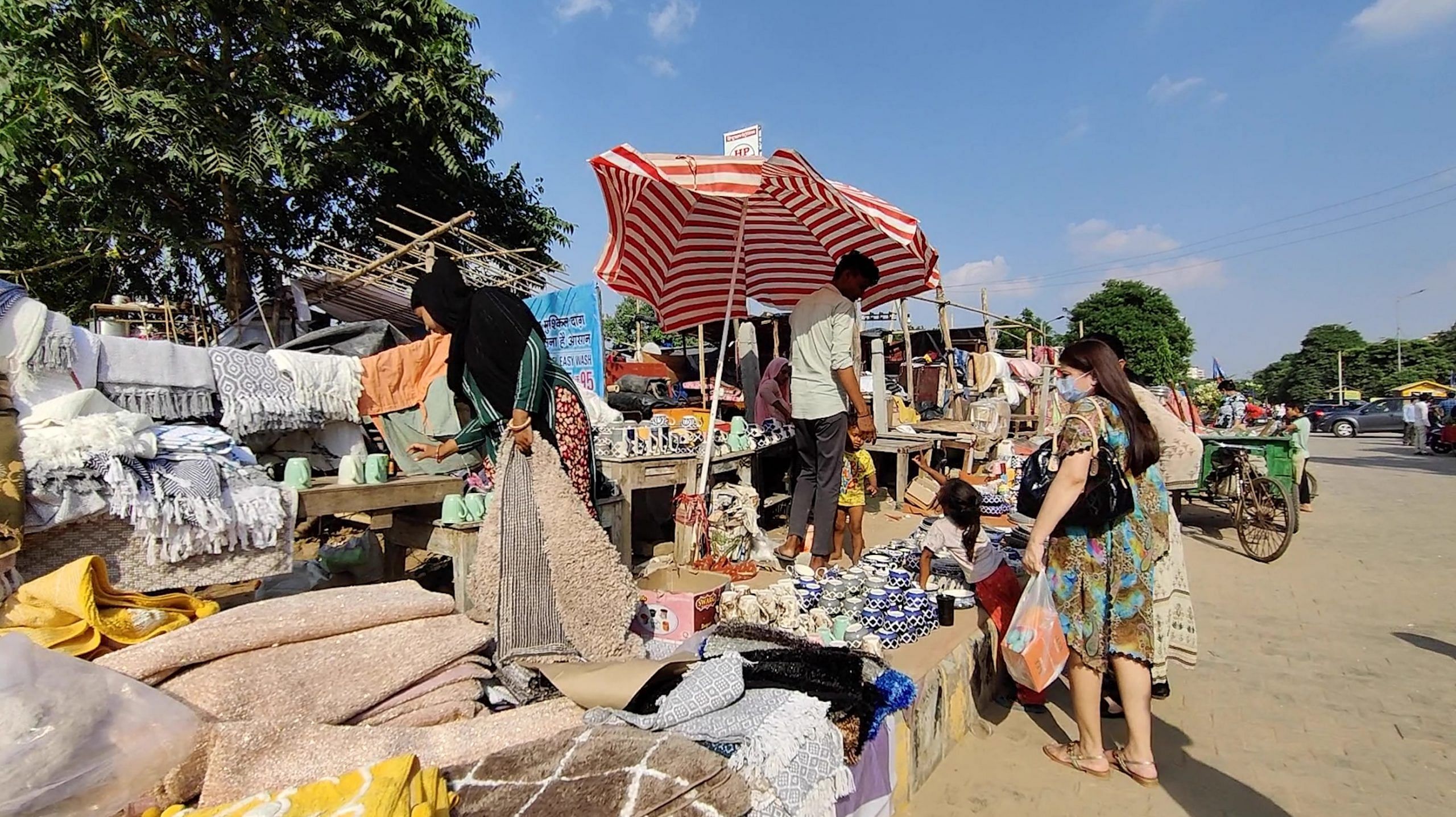 Customers looking to buy wares at Banjara market in Gurugram. | Photo: Reeti Agarwal