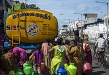 Residents wait in line to get water in Chennai | Bloomberg Phoho
