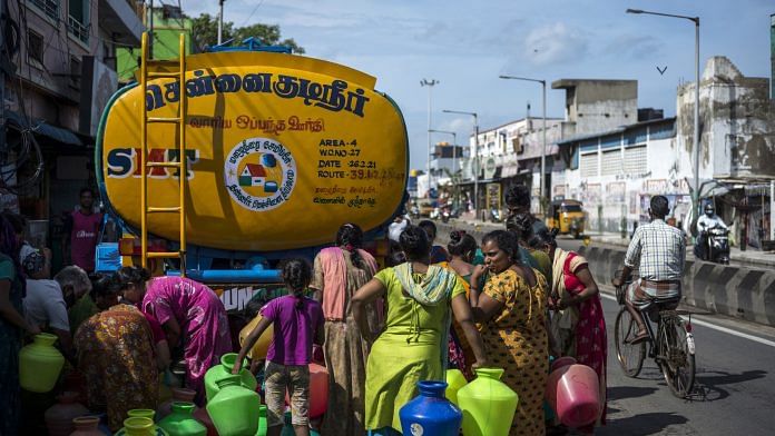 Residents wait in line to get water in Chennai | Bloomberg Phoho