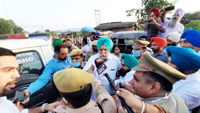 Punjab Deputy Chief Minister Sukhjinder Singh Randhawa stopped by the police at the UP border on 4 October 2021| Twitter /@Sukhjinder_INC