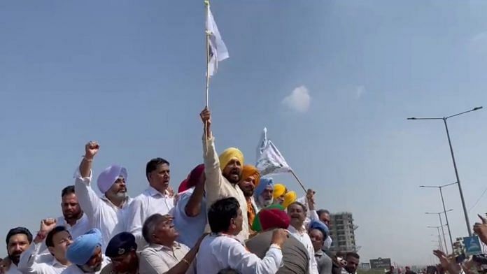 Punjab Chief Minister Charanjit Singh Channi and Congress leader Navjot Singh Sidhu march towards Lakhimpur Kheri on 7 October 2021. PHoto: Twitter/@@CHARANJITCHANNI