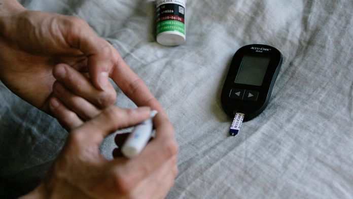A diabetic person tests blood sugar levels | Photo: Alex Flynn | Bloomberg File Photo