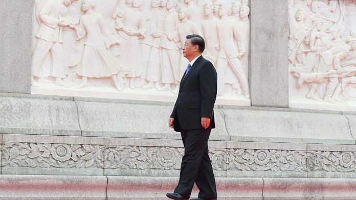 Xi Jinping walks around the Monument to the People's Heroes in Tian'anmen Square in Beijing | Photo: Zhai Jianlan | Xinhua/Getty Images via Bloomberg