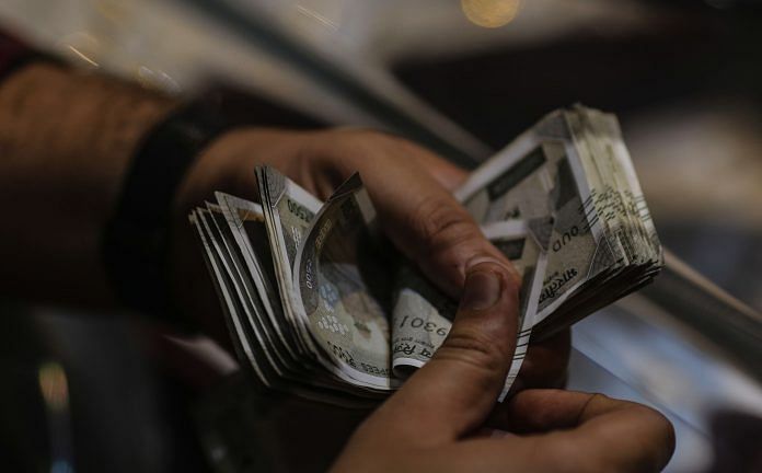 Indian rupee | Photo: Dhiraj Singh | Bloomberg